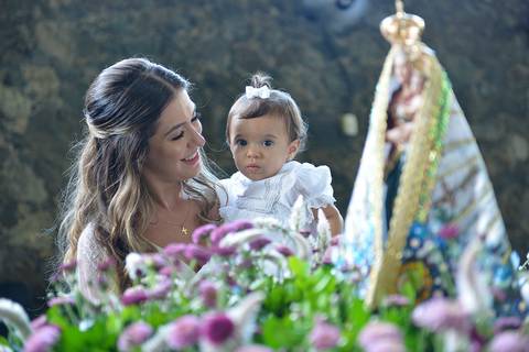 foto da madrinha e afilhada ao lado da imagem de N Senhora'