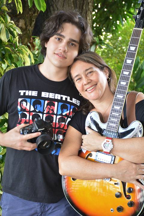 Mãe e filho fãs dos Beatles'