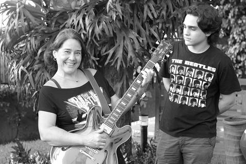 Mãe e filho fãs dos Beatles - foto pb'