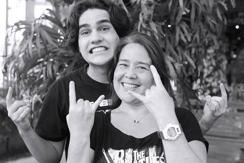 Mãe e filho fãs dos Beatles - foto pb'