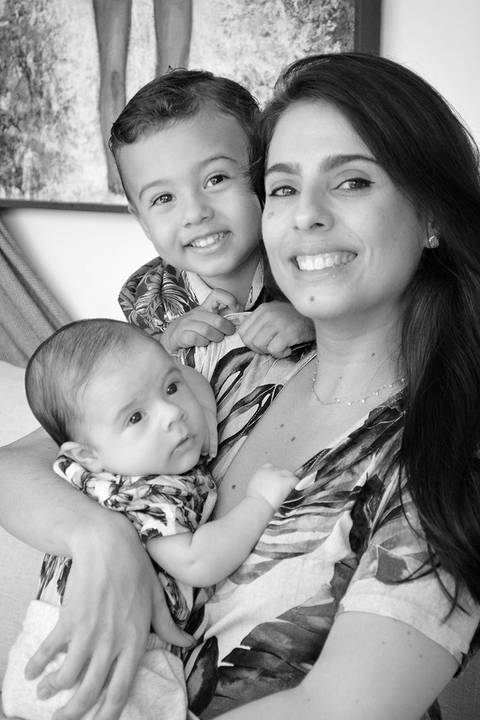 Mãe e filhos bebês em foto pb'