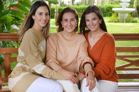 Duas filhas e sua mãe'