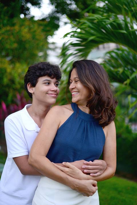 Filho e mãe se olham com admiração'