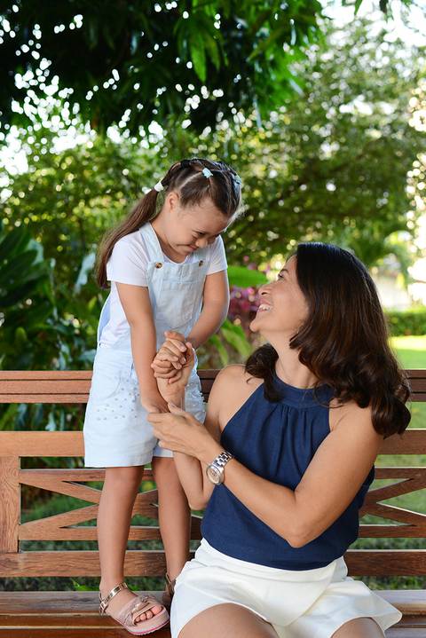 Filha e mãe se olham com admiração'