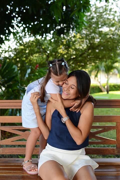 Filha e mãe se abraçam com afeto'