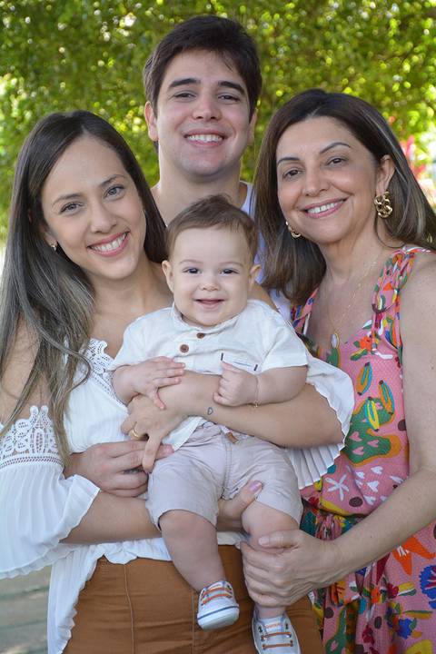 Mãe, filho, nora e neto sorriem'