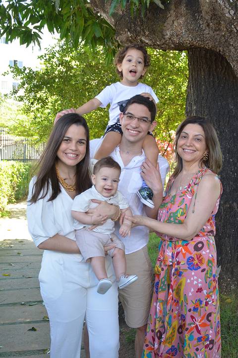 Mãe, filho, nora e netos em cena de descontraída'