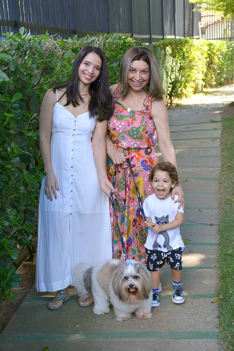 Mãe, filha, neto e a cadelinha em cena de descontraída'