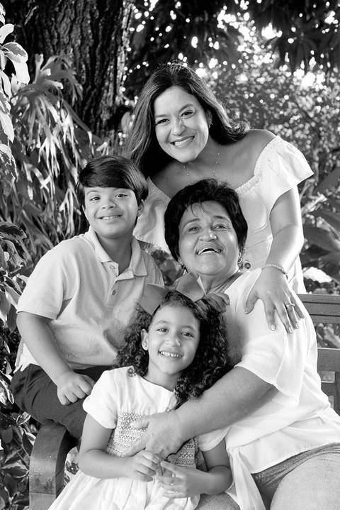 Avó, filja e netos em foto pb'