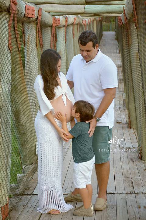 Fotografia do beijo do primogênito na barriga'