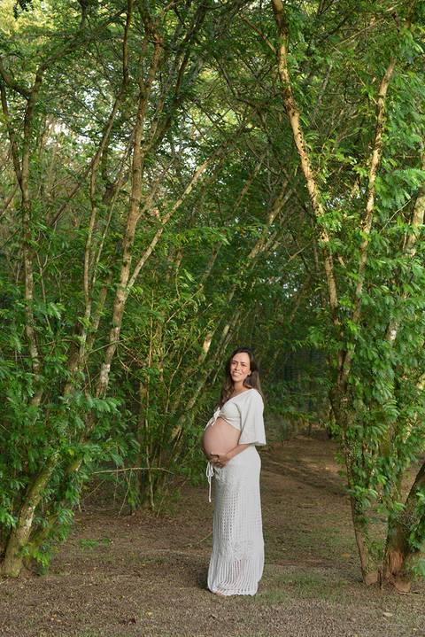 Foto da gestante numa área verde'