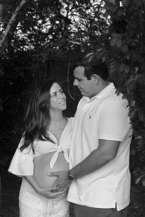 Fotografia preto e brando do casal grávidos'