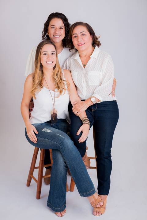 Fotografia de família em ambiente externo ou estúdio em Taubaté/SP'