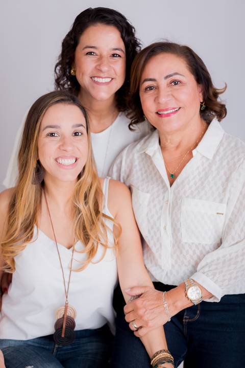 Fotografia de família em ambiente externo ou estúdio em Taubaté/SP'