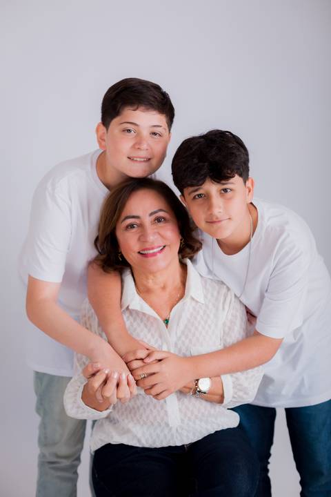 Fotografia de família em ambiente externo ou estúdio em Taubaté/SP'