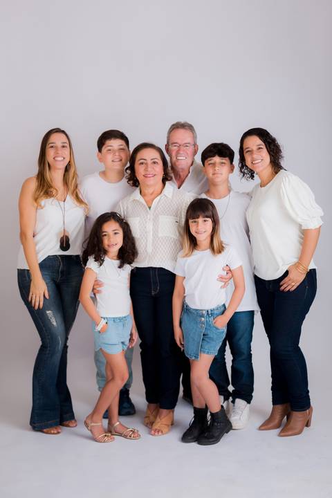 Fotografia de família em ambiente externo ou estúdio em Taubaté/SP'