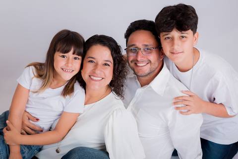 Fotografia de família em ambiente externo ou estúdio em Taubaté/SP'