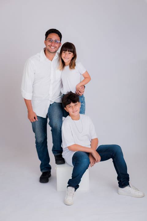 Fotografia de família em ambiente externo ou estúdio em Taubaté/SP'