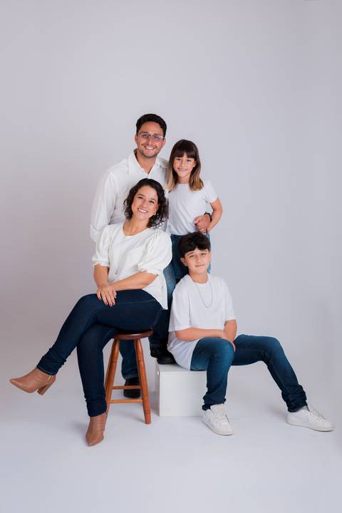 Fotografia de família em ambiente externo ou estúdio em Taubaté/SP'