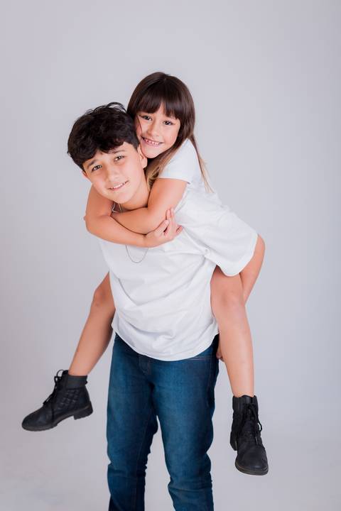 Fotografia de família em ambiente externo ou estúdio em Taubaté/SP'