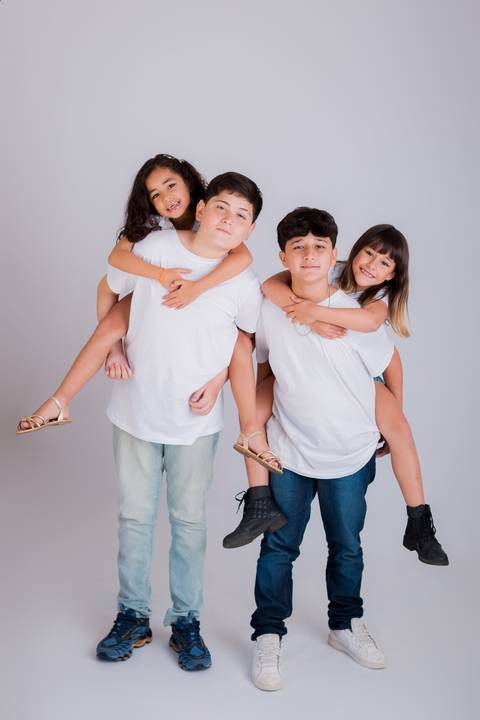 Fotografia de família em ambiente externo ou estúdio em Taubaté/SP'