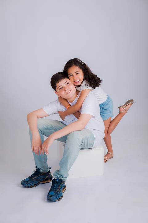 Fotografia de família em ambiente externo ou estúdio em Taubaté/SP'