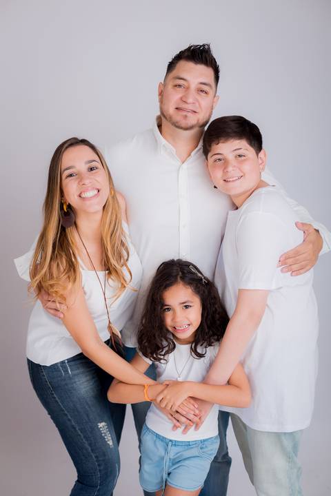 Fotografia de família em ambiente externo ou estúdio em Taubaté/SP'