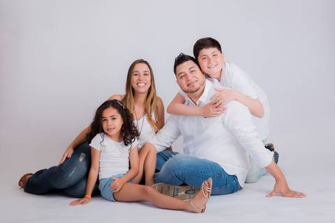 Fotografia de família em ambiente externo ou estúdio em Taubaté/SP'