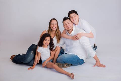 Fotografia de família em ambiente externo ou estúdio em Taubaté/SP'