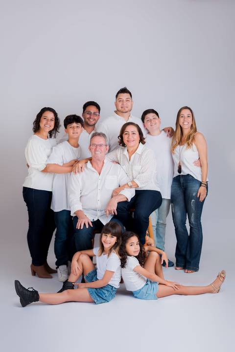Fotografia de família em ambiente externo ou estúdio em Taubaté/SP'