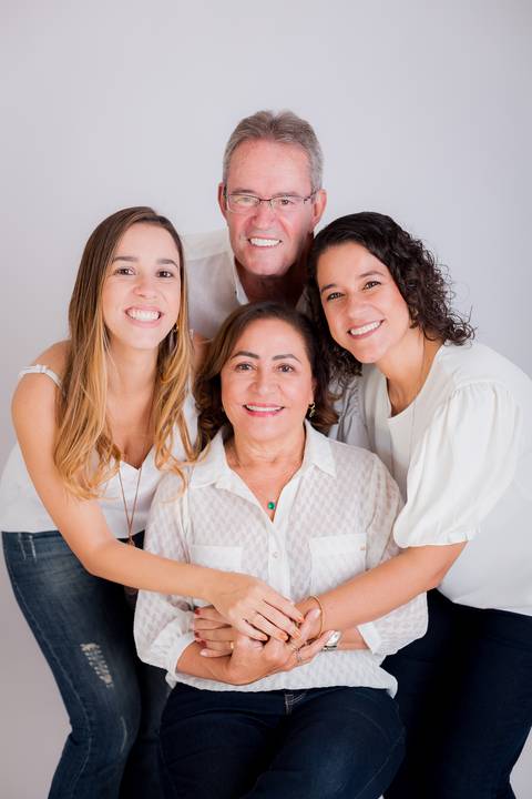 Fotografia de família em ambiente externo ou estúdio em Taubaté/SP'