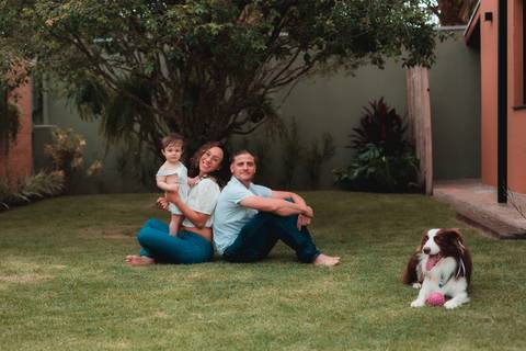 Fotografia de família em ambiente externo ou estúdio em Taubaté/SP'
