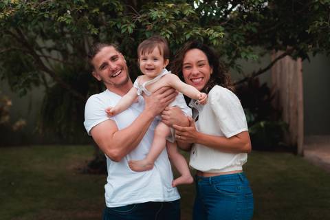 Fotografia de família em ambiente externo ou estúdio em Taubaté/SP'