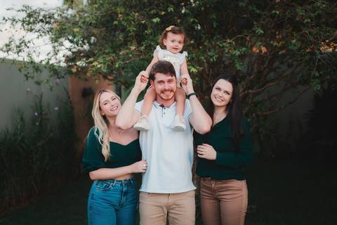 Fotografia de família em ambiente externo ou estúdio em Taubaté/SP'
