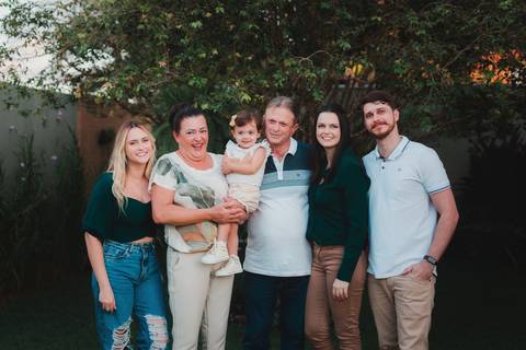 Fotografia de família em ambiente externo ou estúdio em Taubaté/SP'