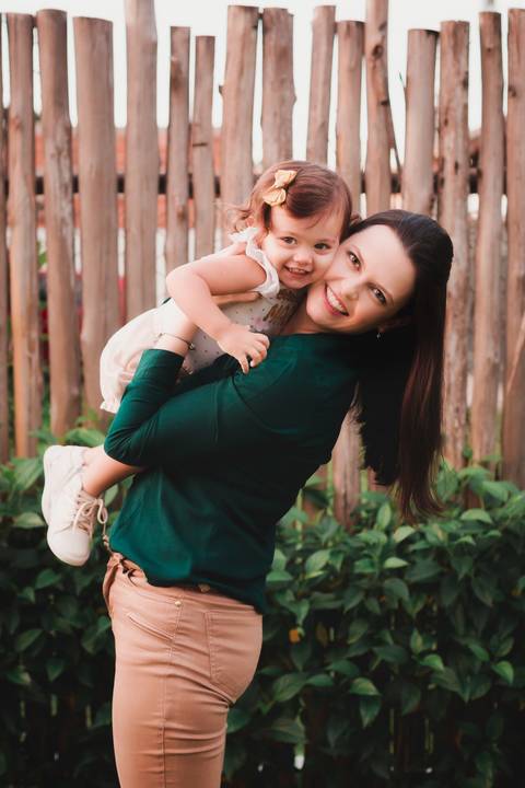Fotografia de família em ambiente externo ou estúdio em Taubaté/SP'