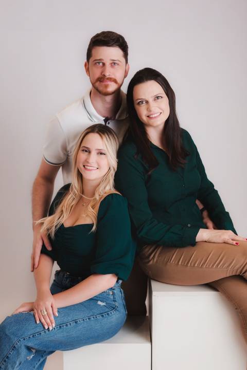 Fotografia de família em ambiente externo ou estúdio em Taubaté/SP'