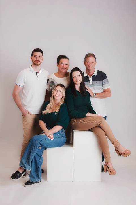 Fotografia de família em ambiente externo ou estúdio em Taubaté/SP'