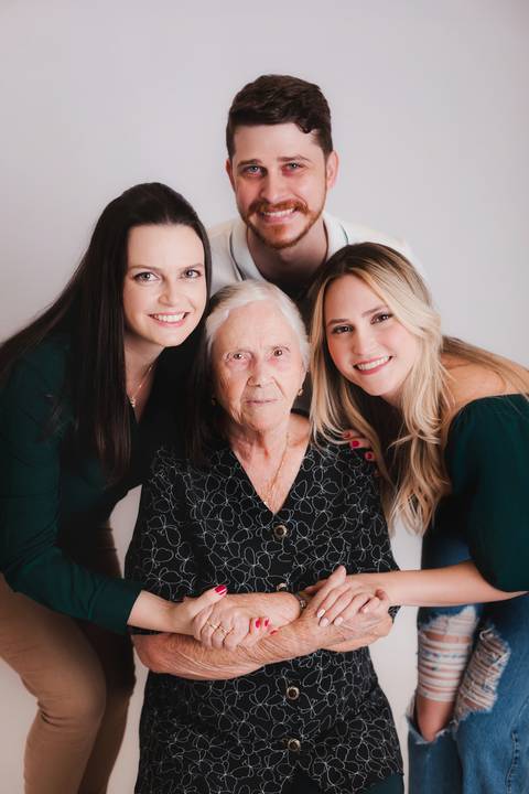 Fotografia de família em ambiente externo ou estúdio em Taubaté/SP'