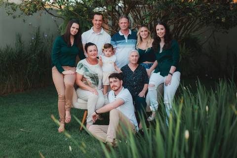 Fotografia de família em ambiente externo ou estúdio em Taubaté/SP'