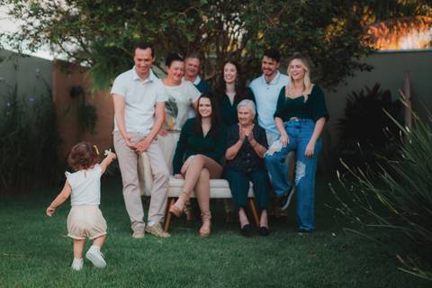 Fotografia de família em ambiente externo ou estúdio em Taubaté/SP'