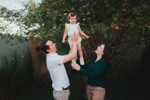 Fotografia de família em ambiente externo ou estúdio em Taubaté/SP'