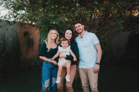 Fotografia de família em ambiente externo ou estúdio em Taubaté/SP'