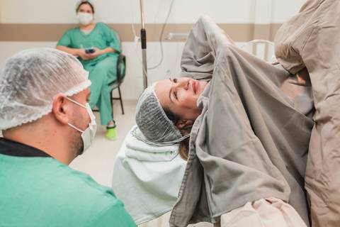 fotografia infantil gestante parto cesariana criança newborn hospital taubaté 10 de julho pinda maternidade centro cirurgico'