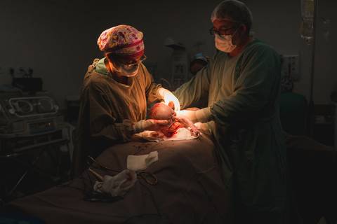 fotografia infantil gestante parto cesariana criança newborn hospital taubaté 10 de julho pinda maternidade centro cirurgico'