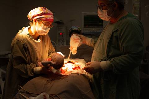 fotografia infantil gestante parto cesariana criança newborn hospital taubaté 10 de julho pinda maternidade centro cirurgico'