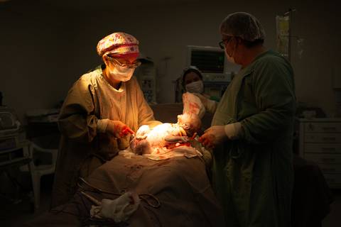 fotografia infantil gestante parto cesariana criança newborn hospital taubaté 10 de julho pinda maternidade centro cirurgico'