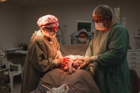 fotografia infantil gestante parto cesariana criança newborn hospital taubaté 10 de julho pinda maternidade centro cirurgico'