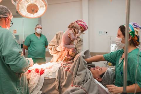 fotografia infantil gestante parto cesariana criança newborn hospital taubaté 10 de julho pinda maternidade centro cirurgico'