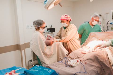 fotografia infantil gestante parto cesariana criança newborn hospital taubaté 10 de julho pinda maternidade centro cirurgico'